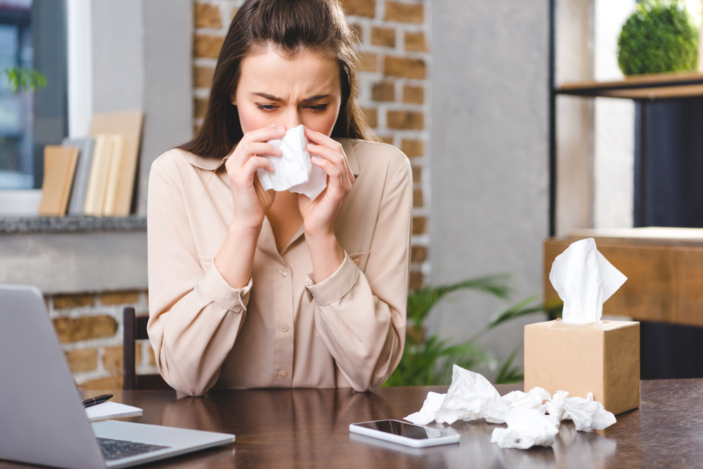 Young,businesswoman,suffering,from,allergy,at,workplace
